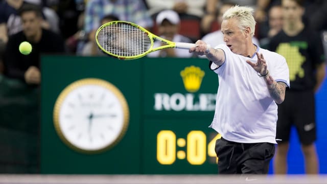 Mike McCready spielt Tennis Mike McCready spielt Tennis