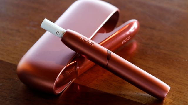Ein Iqos-Stick mit passendem Etui. Ein Iqos-Stick mit passendem Etui.
