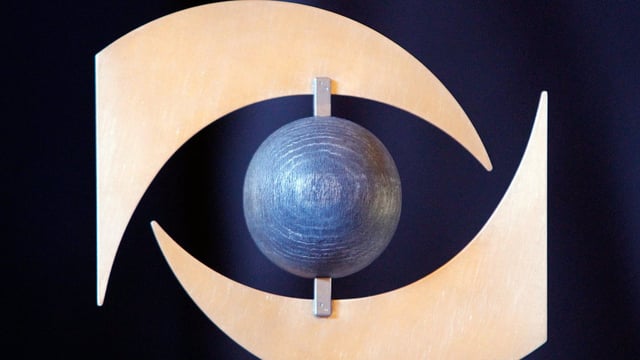 Der Preis «Public Eye Award» aus Holz. Der Preis «Public Eye Award» aus Holz.