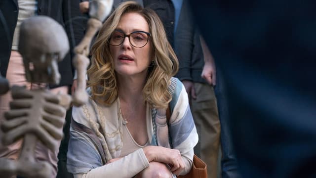 Filmstill aus «Gloria Bell»: Schauspielerin Julianne Moore kniet vor einem Skelett. Filmstill aus «Gloria Bell»: Schauspielerin Julianne Moore kniet vor einem Skelett.