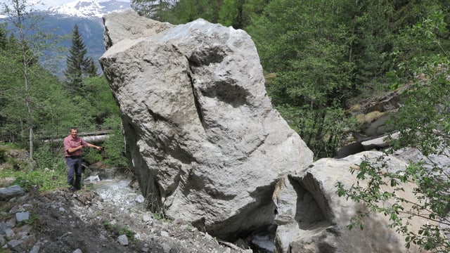 Felsbrocken in Chaletgrösse - er wurde durch Steinschlag gelöst Felsbrocken in Chaletgrösse - er wurde durch Steinschlag gelöst