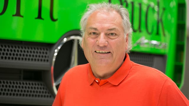 Siegfried Rothe steht vor einem LKW. Siegfried Rothe steht vor einem LKW.