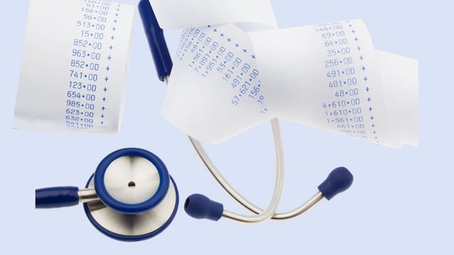 Stetoskop und eine Papierrolle voller Zahlen
