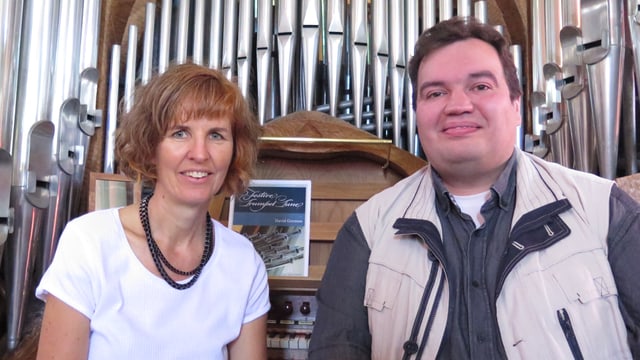 Die beiden vor der Orgel in der katholischen Kirche Murten Die beiden vor der Orgel in der katholischen Kirche Murten