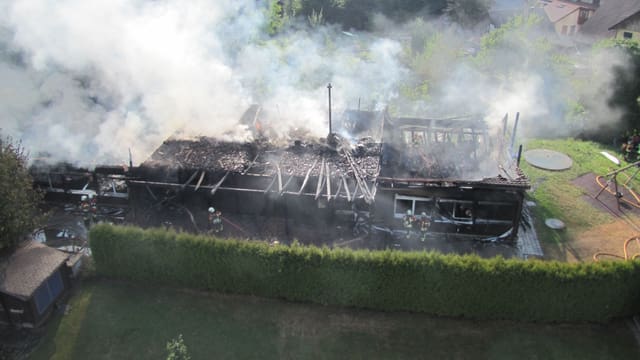 Zu sehen ist die Brandruine des Kindergartens, über der viel Rauch aufsteigt. Zu sehen ist die Brandruine des Kindergartens, über der viel Rauch aufsteigt.