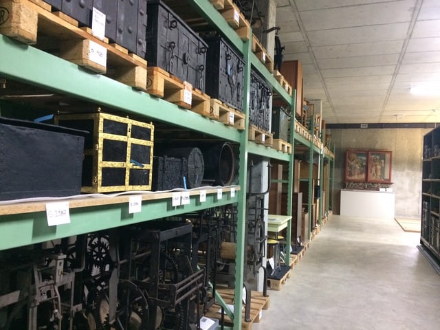 Gestelle im Sammlungszentrum Gestelle im Sammlungszentrum