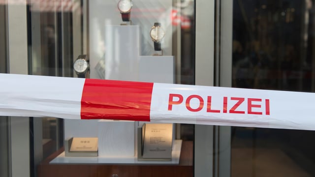 Ein Polizei-Absperrband vor einem Uhren-Geschäft. Ein Polizei-Absperrband vor einem Uhren-Geschäft.