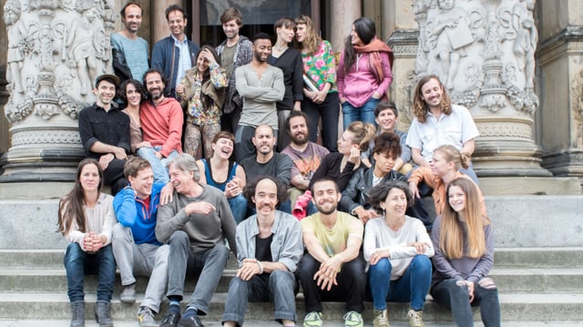 Sehgal mit einer Gruppe junger Menschen vor dem Berliner Gropiusbau Sehgal mit einer Gruppe junger Menschen vor dem Berliner Gropiusbau