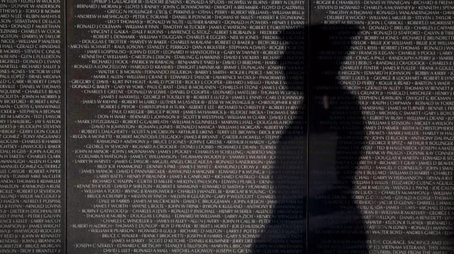 Ein Schatten vor einer Gedenktafel. Ein Schatten vor einer Gedenktafel.