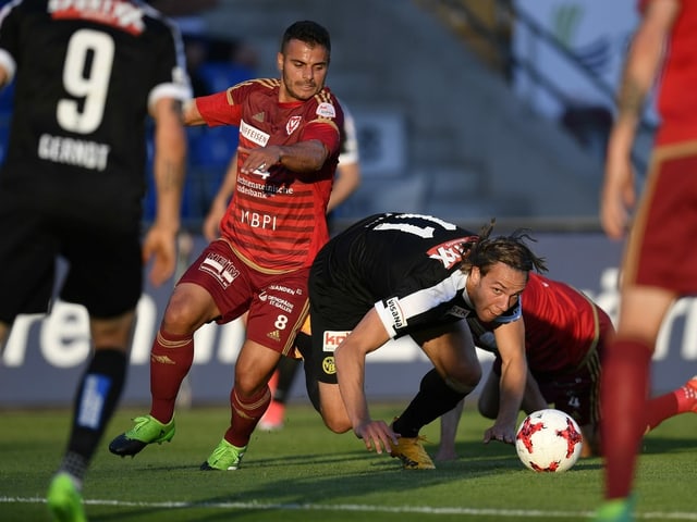 YB-Spieler Michael Frey gerät gegen Vaduz' Diego Ciccone ins Straucheln. YB-Spieler Michael Frey gerät gegen Vaduz' Diego Ciccone ins Straucheln.