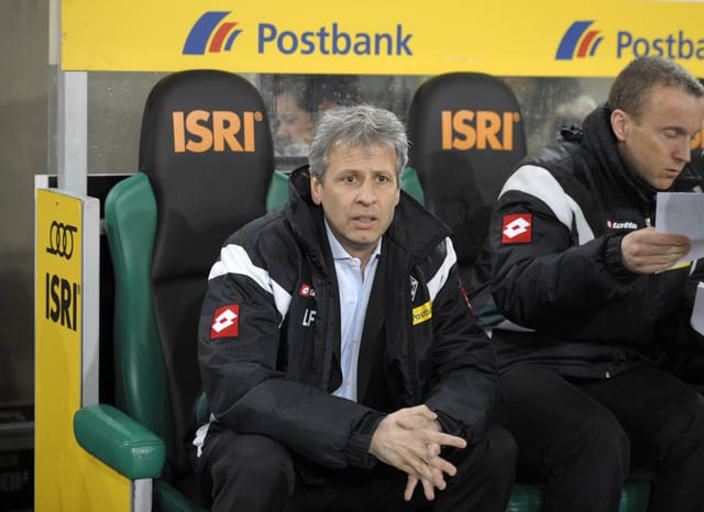 Im ersten Spiel unter Favre siegt Gladbach 2:1 gegen Schalke.