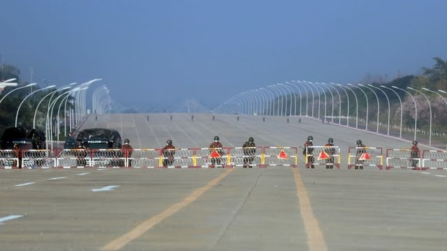 Soldaten blockieren die Strasse zum Parlament in Naypyidaw. Soldaten blockieren die Strasse zum Parlament in Naypyidaw.