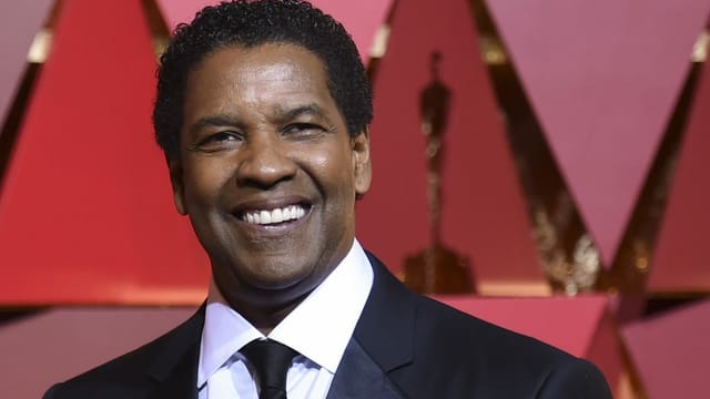 Denzel Washington lacht. Denzel Washington lacht.