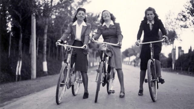 Drei Frauen auf Rädern, um 1930. Drei Frauen auf Rädern, um 1930.