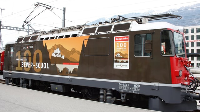 La locomotvia da giubileum Ge 4/ II 620 "Zernez" cun la designaziun "100 onns Bever-Scuol" La locomotvia da giubileum Ge 4/ II 620 "Zernez" cun la designaziun "100 onns Bever-Scuol"