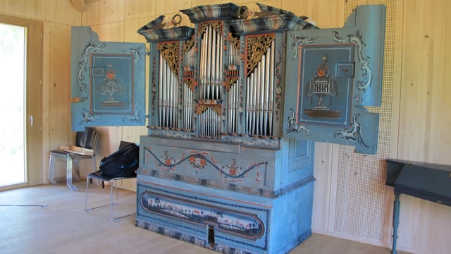 Blaue, verzierte Hausorgel. Blaue, verzierte Hausorgel.