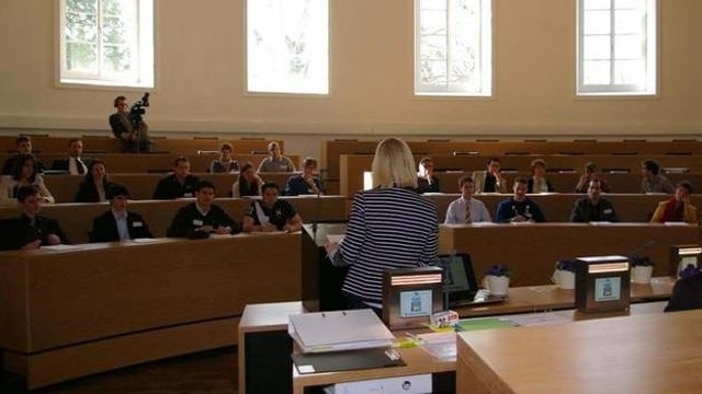 Leere Sitzreihen im Aargauer Grossratssaal, ein paar Jugendliche sind da Leere Sitzreihen im Aargauer Grossratssaal, ein paar Jugendliche sind da