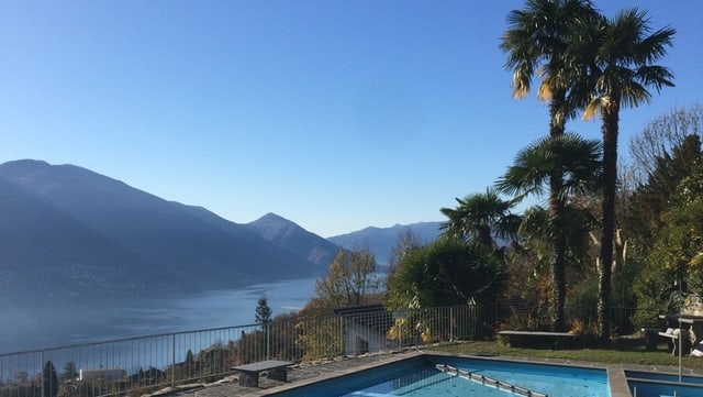 Stahlblauer Himmel über dem Lago Maggiore, davor ein blauer Pool. Stahlblauer Himmel über dem Lago Maggiore, davor ein blauer Pool.