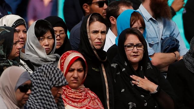 Jacinda Ardern mit Kopftuch zwischen Trauernden Jacinda Ardern mit Kopftuch zwischen Trauernden