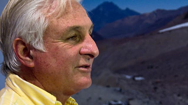 Der Überlebende Roberto Canessa gestikuliert mit seinen Händen. Der Überlebende Roberto Canessa gestikuliert mit seinen Händen.