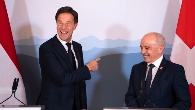 Der niederländische Premier Mark Rutte gratuliert Ueli Maurer zu den tiefschwarzen Zahlen im Bundesbudget. Der niederländische Premier Mark Rutte gratuliert Ueli Maurer zu den tiefschwarzen Zahlen im Bundesbudget.