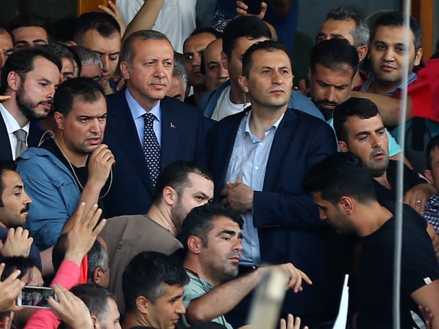 Il president tirch en ina fulla da glieud che guarda en ina direcziun. blers cun telefonin enta pugn. Il president tirch en ina fulla da glieud che guarda en ina direcziun. blers cun telefonin enta pugn.