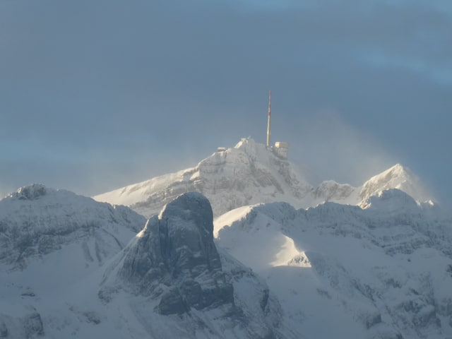 Der Sturm wirbelt den Schnee am Säntis auf. Der Sturm wirbelt den Schnee am Säntis auf.