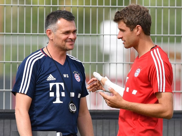 Sagnol im Gespräch mit Thomas Müller. Sagnol im Gespräch mit Thomas Müller.