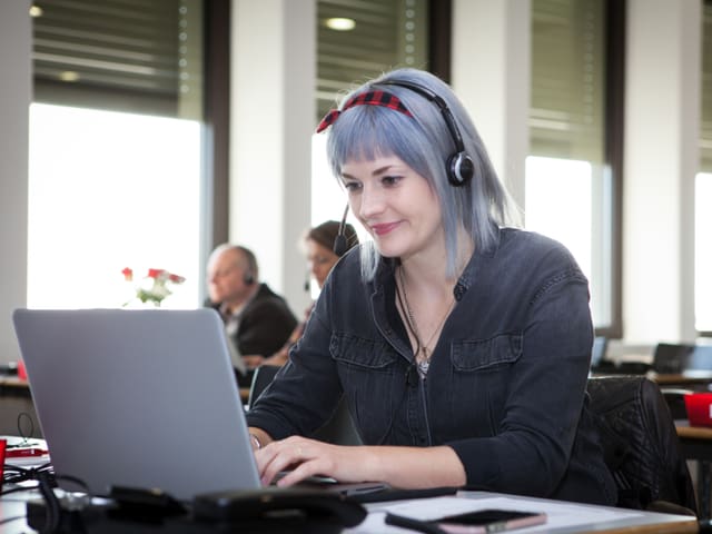 Tina Nägeli lächelnd am Spendentelefon.