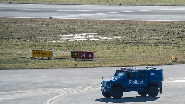 Ein Polizeifahrzeug auf der leeren Piste 16. Ein Polizeifahrzeug auf der leeren Piste 16.