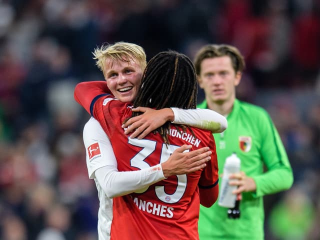 Felix Götze strahlt und wird von Renato Sanchez umarmt. Felix Götze strahlt und wird von Renato Sanchez umarmt.