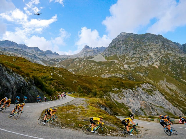 Fahrer auf der Abfahrt vom Col de la Madeleine.
