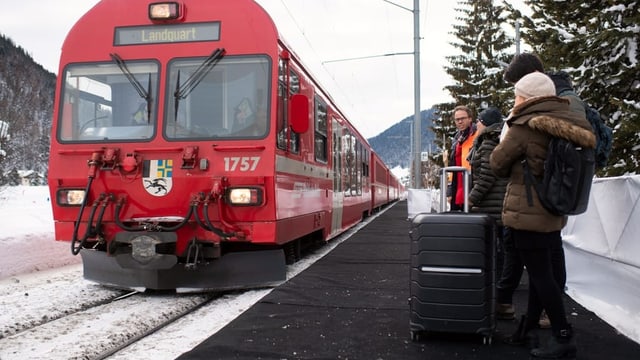 RhB-Haltestelle, ein Steg mit Leuten am warten. RhB-Haltestelle, ein Steg mit Leuten am warten.