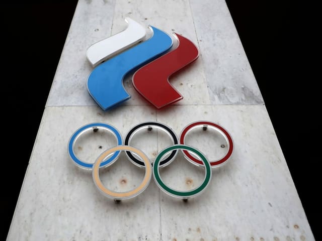 Russland-Fahne und Olympia-Logo. Russland-Fahne und Olympia-Logo.