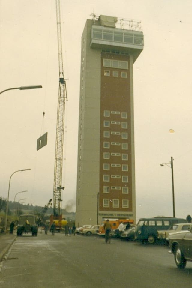 Alte Fotografie von 1964: Turm im Bau mit Kran nebenan, Alte Fotografie von 1964: Turm im Bau mit Kran nebenan,