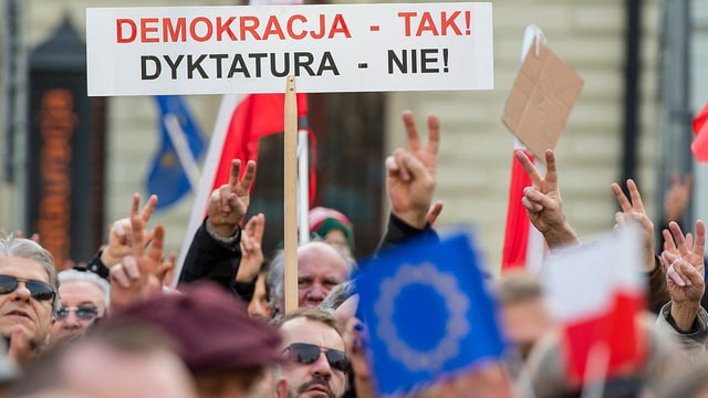 Demonstranten mit Schild Demonstranten mit Schild