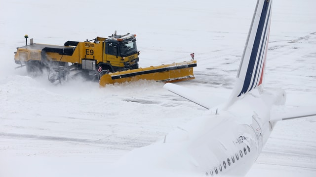 Schneepflug plügt Flughafenpiste Schneepflug plügt Flughafenpiste