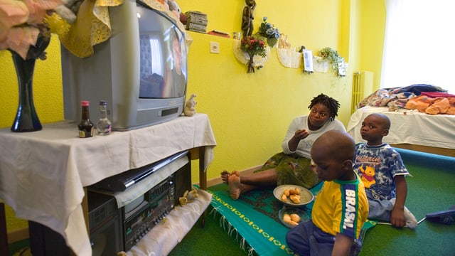 Asylsuchende schauen TV Asylsuchende schauen TV