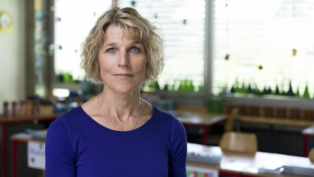 Dagmar Rösler in einem Schulzimmer Dagmar Rösler in einem Schulzimmer