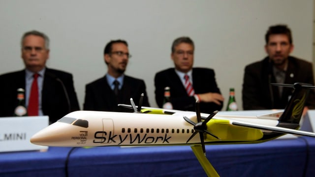 Pressekonferenz, Skywork-Flugzeug im Vordergrund Pressekonferenz, Skywork-Flugzeug im Vordergrund