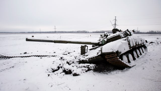 Symbolbild: Ein defekter Panzer unter einer Decke Schnee. Symbolbild: Ein defekter Panzer unter einer Decke Schnee.