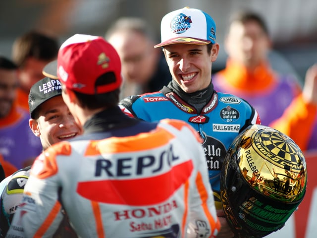 Alex Marquez lacht. Alex Marquez lacht.