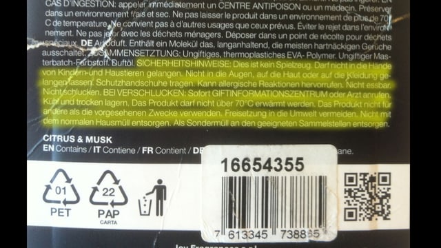 Sicherheitshinweise auf der Verpackung eines Raumdufts. Sicherheitshinweise auf der Verpackung eines Raumdufts.