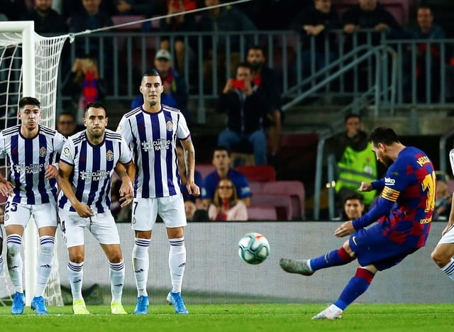 Lionel Messi überwindet die Valladolider Mauer. Lionel Messi überwindet die Valladolider Mauer.