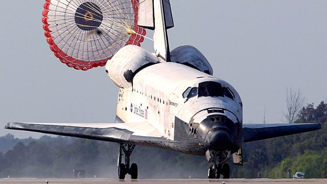 Das Space Shuttle öffnet bei der Landung einen grossen Bremsschirm. Das Space Shuttle öffnet bei der Landung einen grossen Bremsschirm.