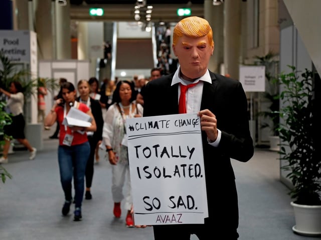 Demonstrant im Trump-Kostüm.