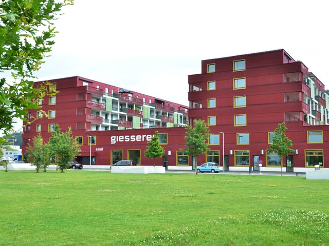Fassade der zwei sechstöckigen Wohnhäuser Fassade der zwei sechstöckigen Wohnhäuser