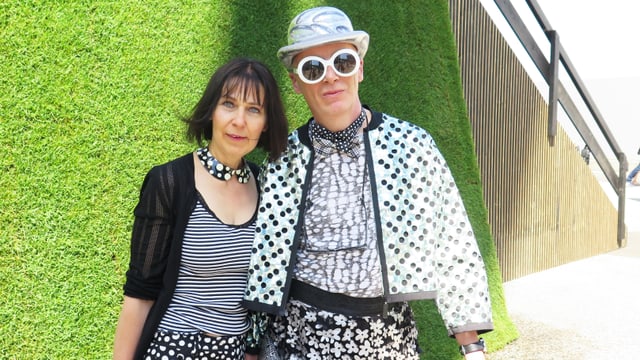 Eine Frau und ein Mann mit Hut und Sonnenbrille. Eine Frau und ein Mann mit Hut und Sonnenbrille.