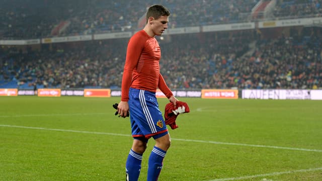 Fabian Schär läuft vom Spielfeld. Fabian Schär läuft vom Spielfeld.