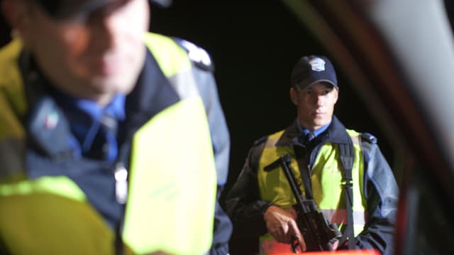 Polizisten bei einer Verkehrskontrolle Polizisten bei einer Verkehrskontrolle